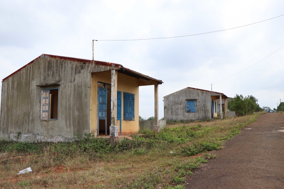 Dân bỏ khu định cư mới về lại buôn vì thèm nước sạch - 5