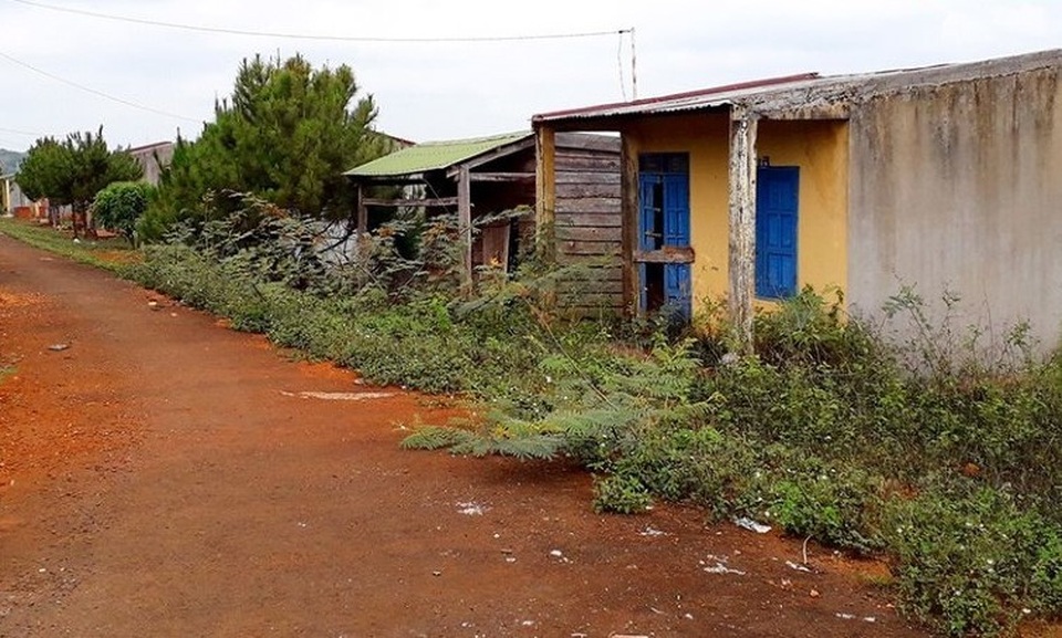 Dân bỏ khu định cư mới về lại buôn vì thèm nước sạch - 4