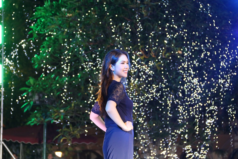 Vợ Minh Tiệp thanh lịch trên sàn diễn thời trang - 4 Vợ Minh Tiệp thanh lịch trên sàn diễn thời trang - 4