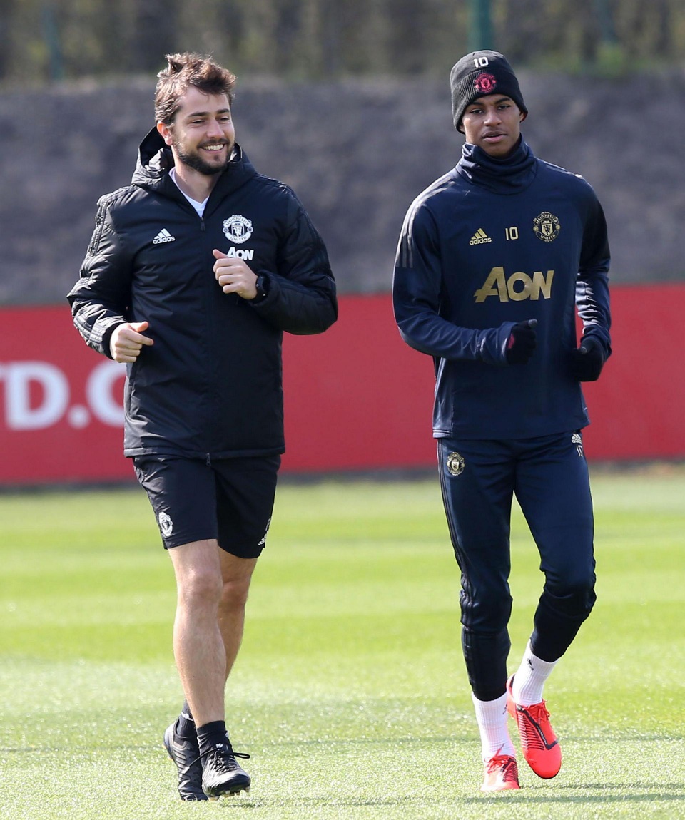 Sanchez, Rashford trở lại tập cùng Man Utd chuẩn bị đón Barcelona - 8 Sanchez, Rashford trở lại tập cùng Man Utd chuẩn bị đón Barcelona - 8