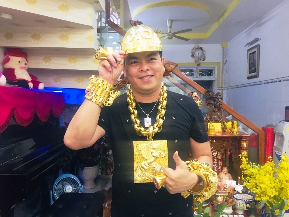 Phúc XO, người đeo nhiều vàng nhất Việt Nam giàu cỡ nào? - 1 Phúc XO, người đeo nhiều vàng nhất Việt Nam giàu cỡ nào? - 1