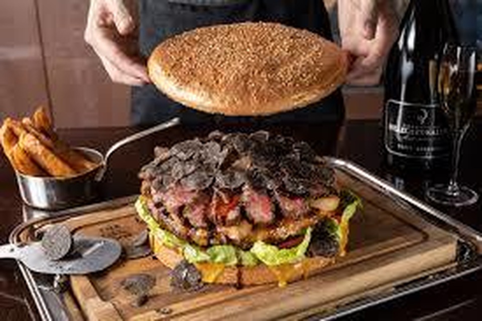 Mục sở thị chiếc bánh Hamburger siêu khủng và siêu đắt - 2 Mục sở thị chiếc bánh Hamburger siêu khủng và siêu đắt - 2