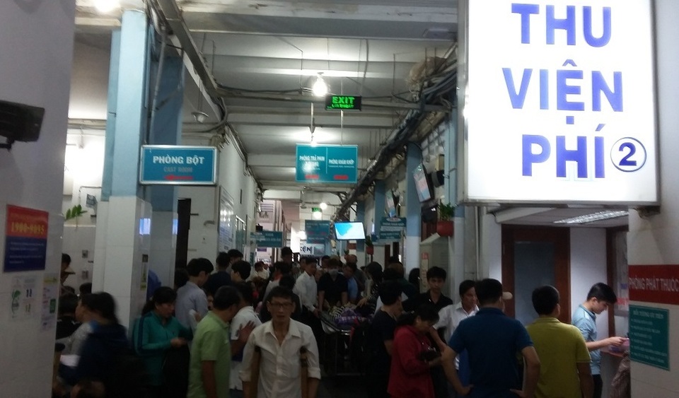 Bệnh viện thu phí người thăm nuôi: “Tận thu” hay “đảm bảo an ninh”? - 6