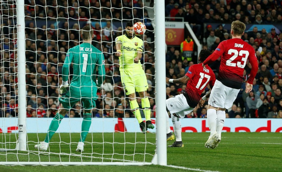 Messi chảy máu đầm đìa sau khi dính “đòn” của Smalling - 10 Messi chảy máu đầm đìa sau khi dính “đòn” của Smalling - 10