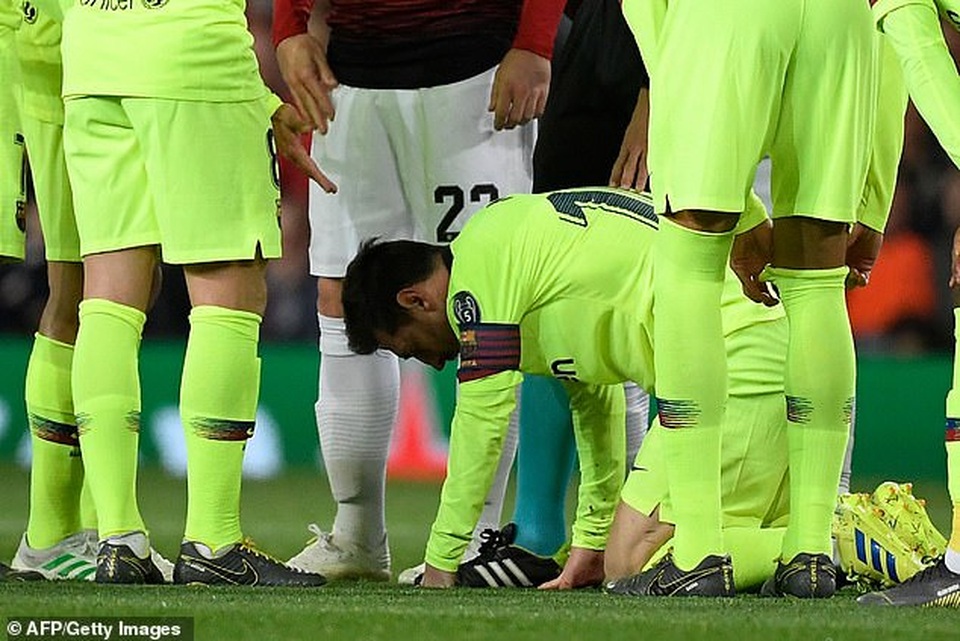 Messi chảy máu đầm đìa sau khi dính “đòn” của Smalling - 5 Messi chảy máu đầm đìa sau khi dính “đòn” của Smalling - 5