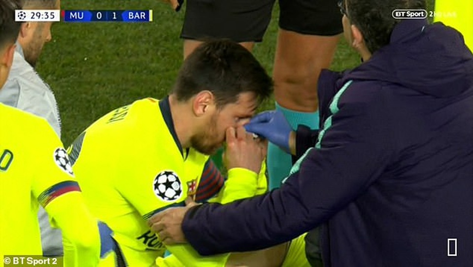 Messi chảy máu đầm đìa sau khi dính “đòn” của Smalling - 6 Messi chảy máu đầm đìa sau khi dính “đòn” của Smalling - 6