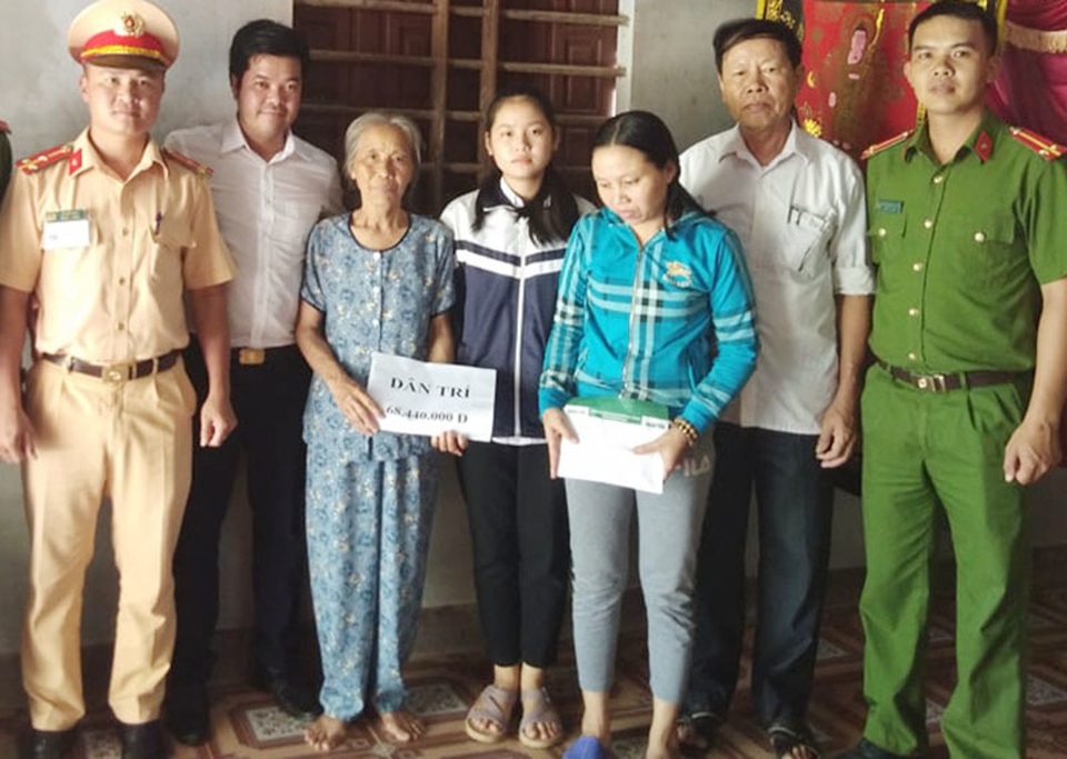 Hơn 68 triệu đồng tiếp tục đến với 4 chị em mồ côi bố - 2 Hơn 68 triệu đồng tiếp tục đến với 4 chị em mồ côi bố - 2