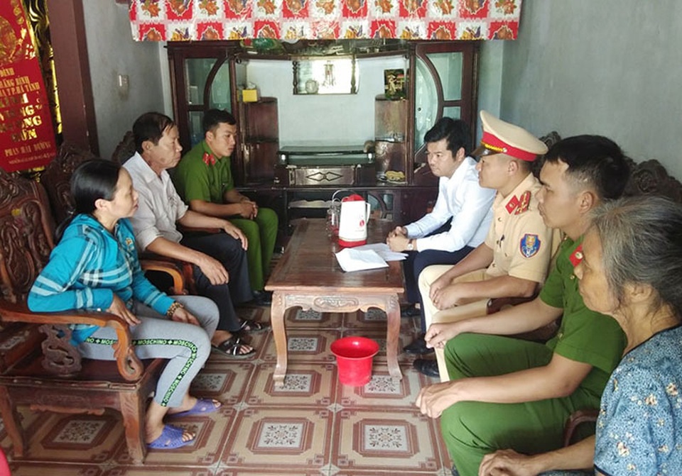 Hơn 68 triệu đồng tiếp tục đến với 4 chị em mồ côi bố - 1 Hơn 68 triệu đồng tiếp tục đến với 4 chị em mồ côi bố - 1
