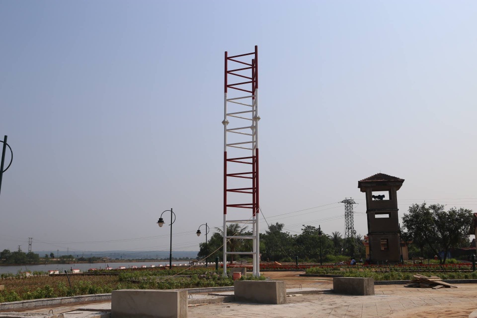 Dỡ bỏ giàn loa sặc sỡ mới được phục dựng ở di tích Hiền Lương - 3