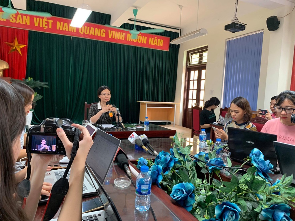 Hà Nội: Tạm đình chỉ 3 ngày thầy giáo bị “tố” lạm dụng tình dục 7 nam sinh - 2 Hà Nội: Tạm đình chỉ 3 ngày thầy giáo bị “tố” lạm dụng tình dục 7 nam sinh - 2