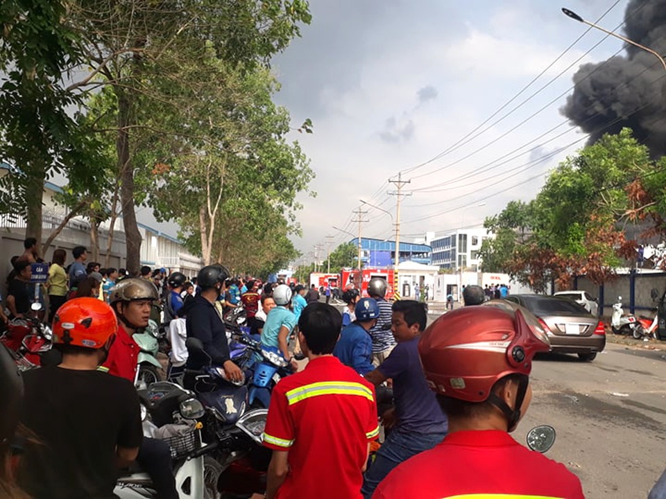 Cháy cực lớn trong khu công nghiệp Sóng Thần 2 - 14 Cháy cực lớn trong khu công nghiệp Sóng Thần 2 - 14