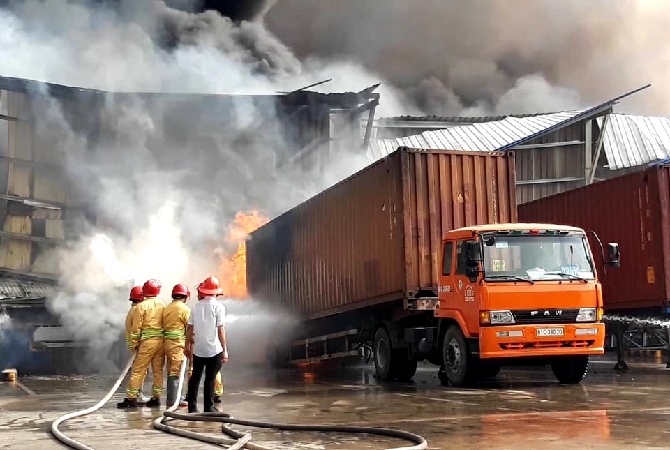 Vụ cháy cực lớn tại KCN Sóng Thần 2: Gần 20.000 m2 nhà xưởng bị thiêu rụi - 9 Vụ cháy cực lớn tại KCN Sóng Thần 2: Gần 20.000 m2 nhà xưởng bị thiêu rụi - 9