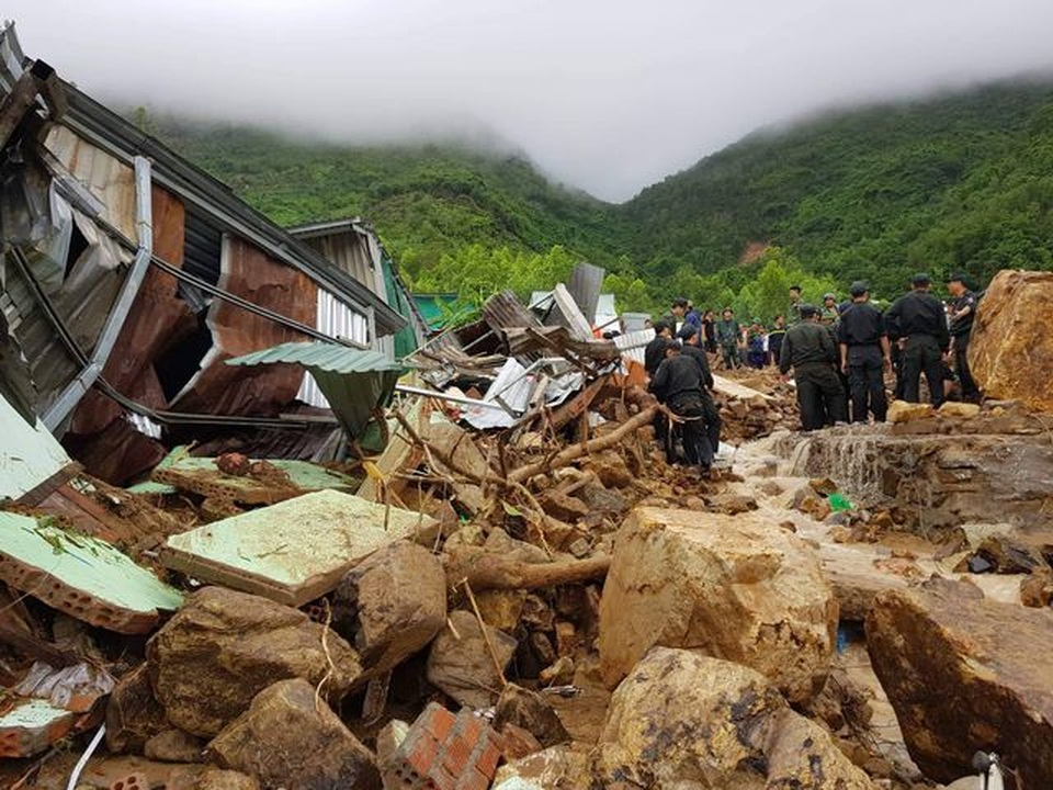 Vì sao có tình trạng xây nhà tràn lan trên núi ở Nha Trang? - 1 Vì sao có tình trạng xây nhà tràn lan trên núi ở Nha Trang? - 1