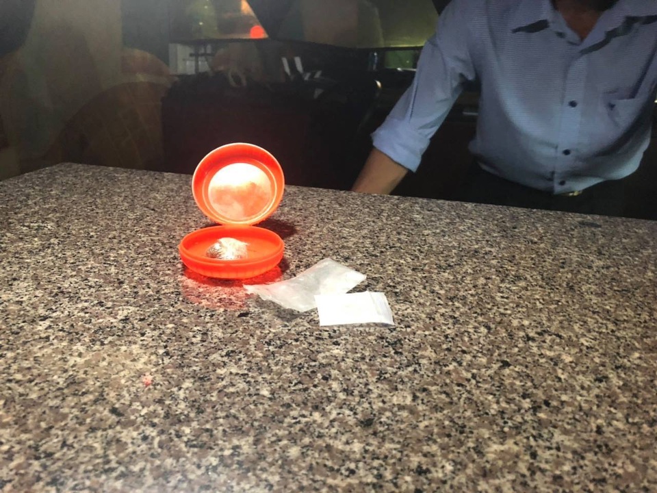 Cảnh sát kiểm tra quán ba, đưa 50 người về trụ sở kiểm tra ma tuý  