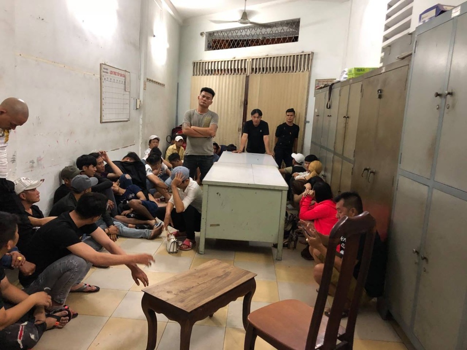 Cảnh sát kiểm tra quán ba, đưa 50 người về trụ sở kiểm tra ma tuý  