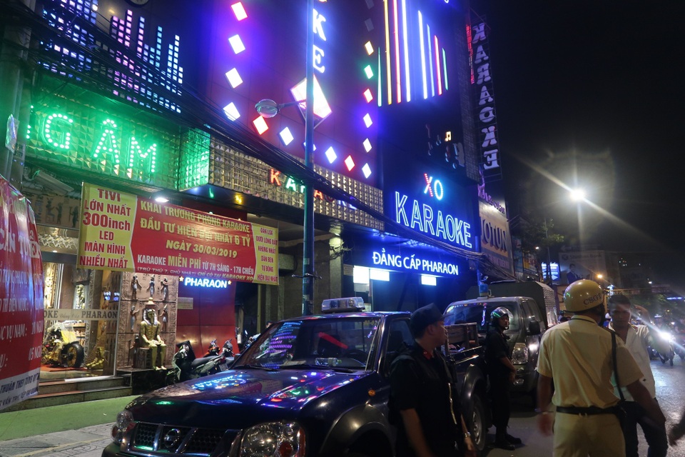 Công tiếp tục khám xét lần 2 quán karaoke của Phúc XO - người đeo nhiều vàng nhất Việt Nam Công tiếp tục khám xét lần 2 quán karaoke của Phúc XO - người đeo nhiều vàng nhất Việt Nam