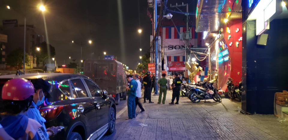 Công tiếp tục khám xét lần 2 quán karaoke của Phúc XO - người đeo nhiều vàng nhất Việt Nam Công tiếp tục khám xét lần 2 quán karaoke của Phúc XO - người đeo nhiều vàng nhất Việt Nam