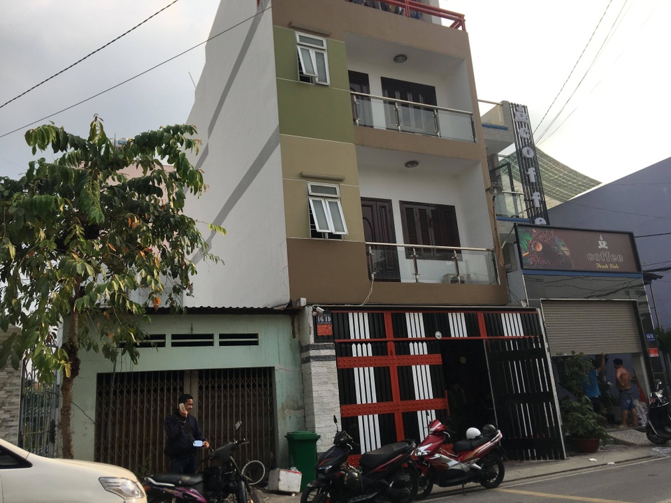 Công tiếp tục khám xét lần 2 quán karaoke của Phúc XO - người đeo nhiều vàng nhất Việt Nam Công tiếp tục khám xét lần 2 quán karaoke của Phúc XO - người đeo nhiều vàng nhất Việt Nam