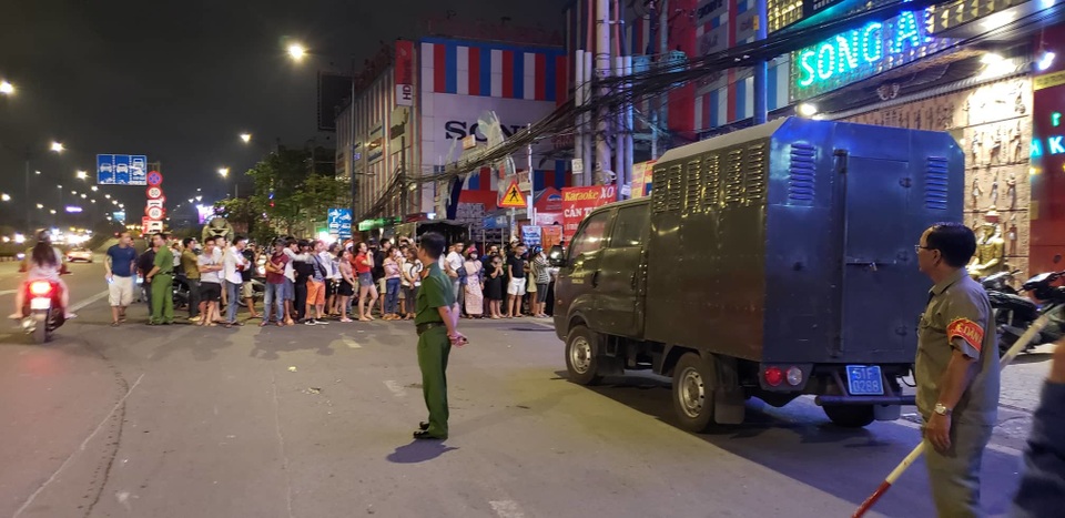 Công tiếp tục khám xét lần 2 quán karaoke của Phúc XO - người đeo nhiều vàng nhất Việt Nam Công tiếp tục khám xét lần 2 quán karaoke của Phúc XO - người đeo nhiều vàng nhất Việt Nam