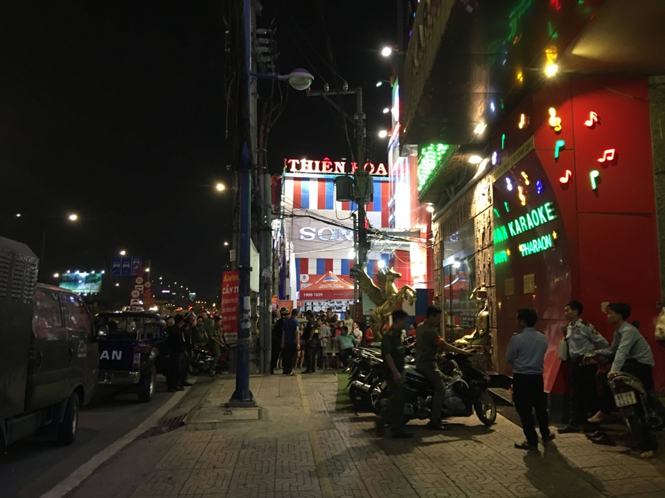 Công tiếp tục khám xét lần 2 quán karaoke của Phúc XO - người đeo nhiều vàng nhất Việt Nam Công tiếp tục khám xét lần 2 quán karaoke của Phúc XO - người đeo nhiều vàng nhất Việt Nam