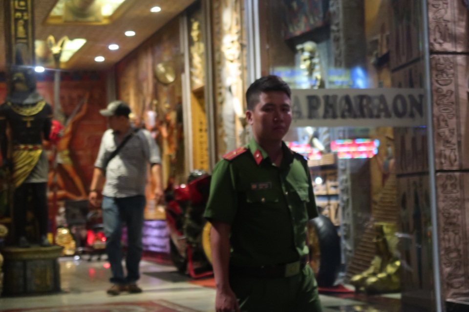 Công tiếp tục khám xét lần 2 quán karaoke của Phúc XO - người đeo nhiều vàng nhất Việt Nam Công tiếp tục khám xét lần 2 quán karaoke của Phúc XO - người đeo nhiều vàng nhất Việt Nam