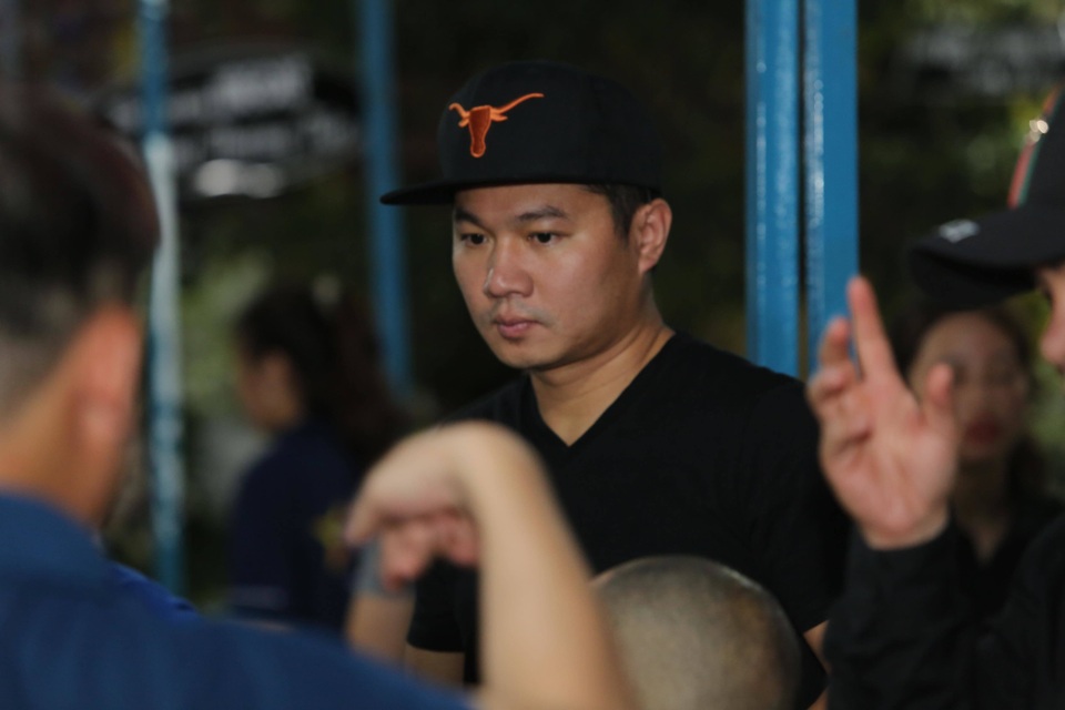 Đám đông cười đùa, nghệ sĩ lặng lẽ tại đám tang Anh Vũ - 25 Đám đông cười đùa, nghệ sĩ lặng lẽ tại đám tang Anh Vũ - 25