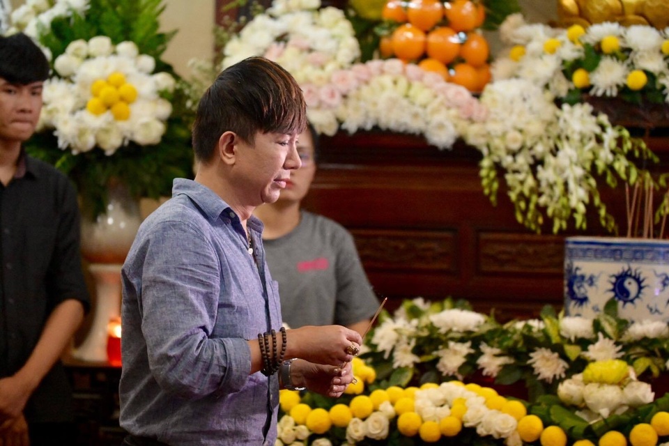 Đám đông cười đùa, nghệ sĩ lặng lẽ tại đám tang Anh Vũ - 9 Đám đông cười đùa, nghệ sĩ lặng lẽ tại đám tang Anh Vũ - 9