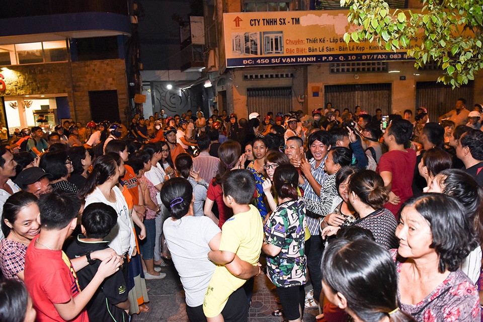 Đám đông cười đùa, nghệ sĩ lặng lẽ tại đám tang Anh Vũ - 1 Đám đông cười đùa, nghệ sĩ lặng lẽ tại đám tang Anh Vũ - 1