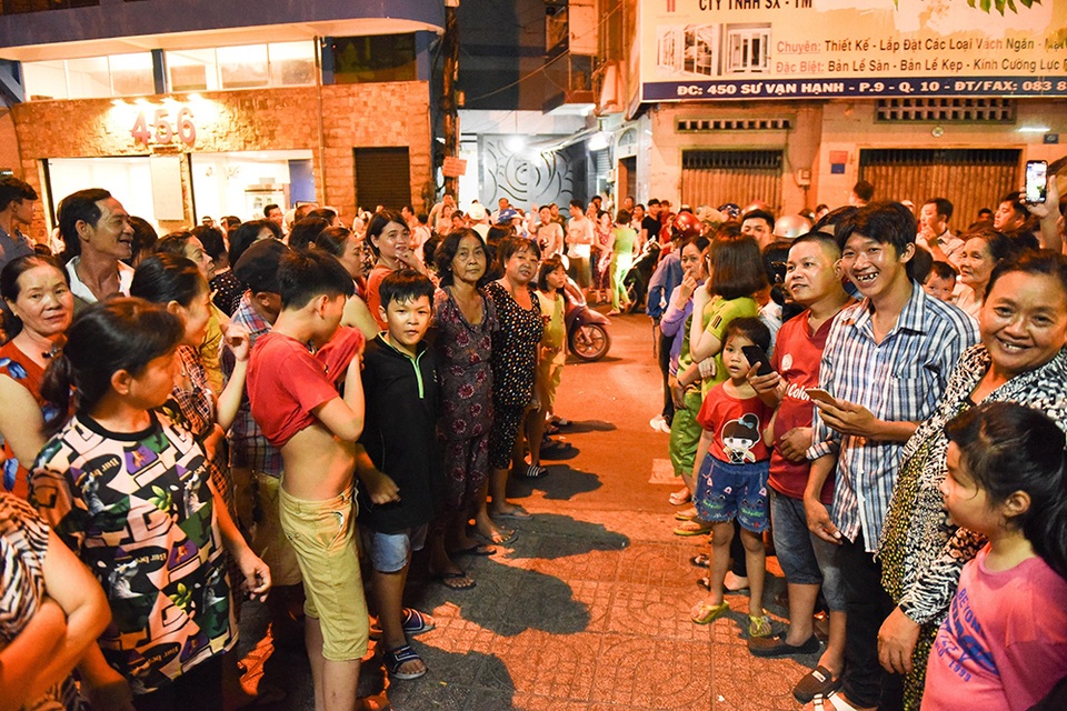 Đám đông cười đùa, nghệ sĩ lặng lẽ tại đám tang Anh Vũ - 2 Đám đông cười đùa, nghệ sĩ lặng lẽ tại đám tang Anh Vũ - 2