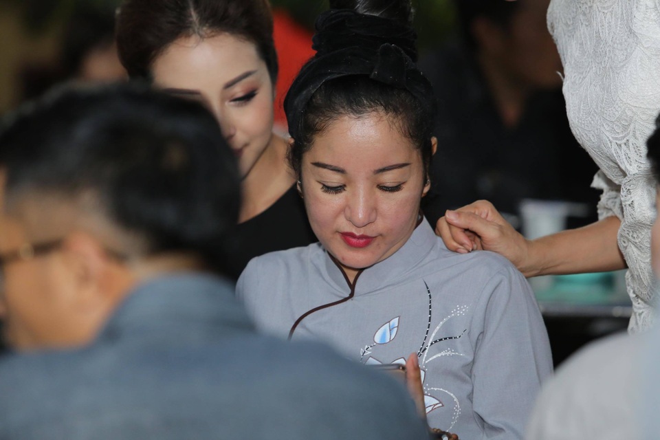 Đám đông cười đùa, nghệ sĩ lặng lẽ tại đám tang Anh Vũ - 23 Đám đông cười đùa, nghệ sĩ lặng lẽ tại đám tang Anh Vũ - 23