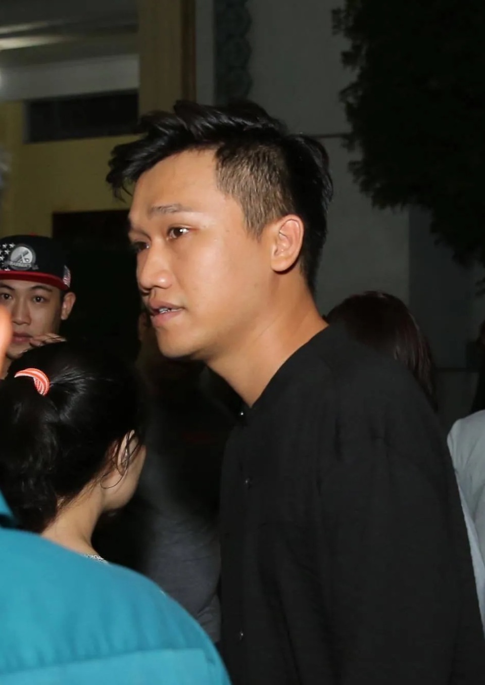 Đám đông cười đùa, nghệ sĩ lặng lẽ tại đám tang Anh Vũ - 15 Đám đông cười đùa, nghệ sĩ lặng lẽ tại đám tang Anh Vũ - 15