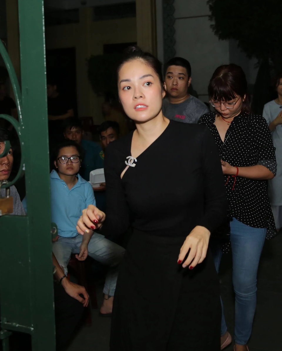 Đám đông cười đùa, nghệ sĩ lặng lẽ tại đám tang Anh Vũ - 11 Đám đông cười đùa, nghệ sĩ lặng lẽ tại đám tang Anh Vũ - 11