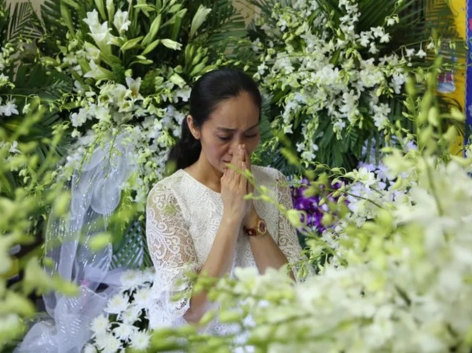 Đám đông cười đùa, nghệ sĩ lặng lẽ tại đám tang Anh Vũ - 4 Đám đông cười đùa, nghệ sĩ lặng lẽ tại đám tang Anh Vũ - 4