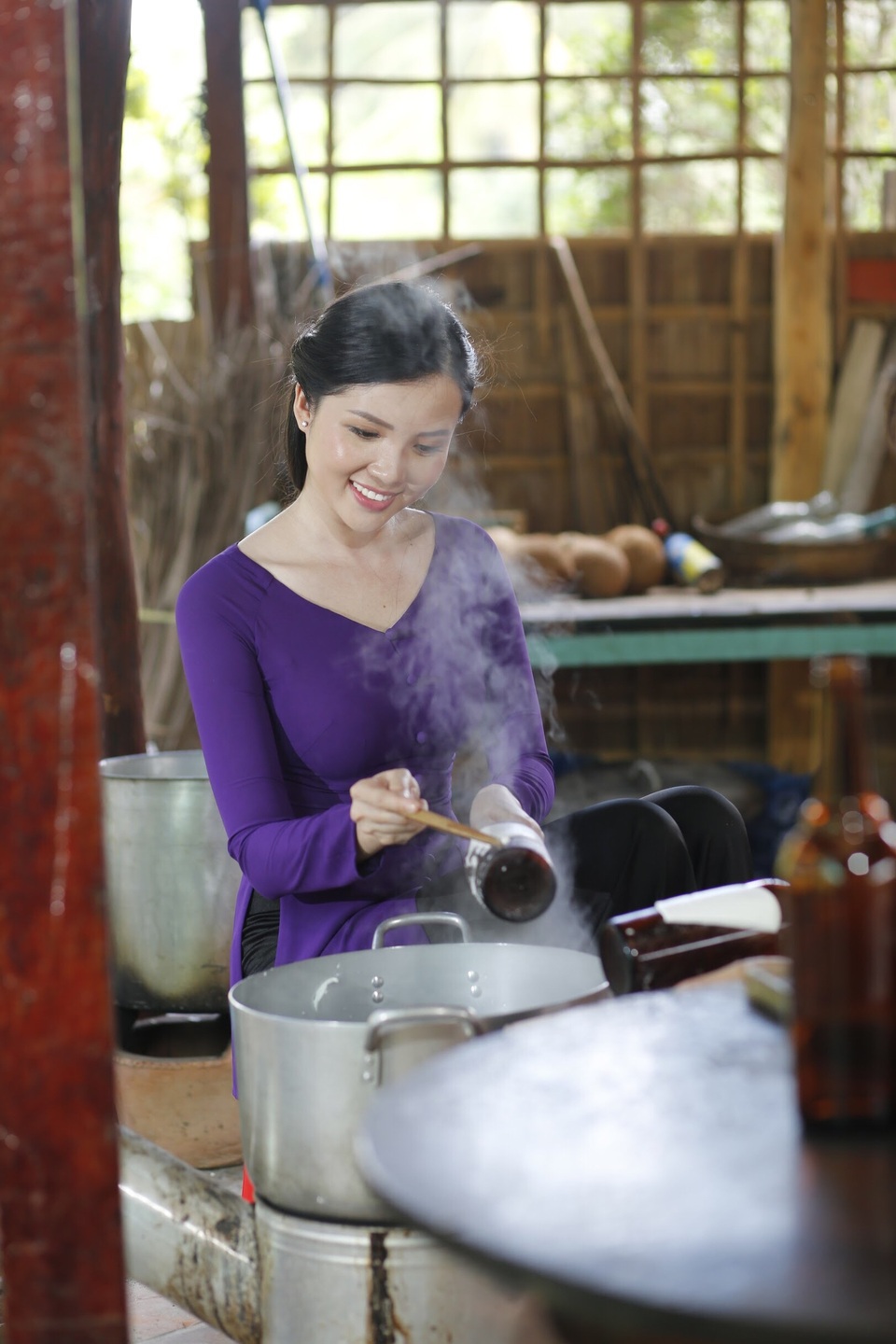 Hoa khôi Huỳnh Thúy Vi dịu dàng làm “đại sứ lễ hội bánh dân gian Nam Bộ” - 7 Hoa khôi Huỳnh Thúy Vi dịu dàng làm “đại sứ lễ hội bánh dân gian Nam Bộ” - 7