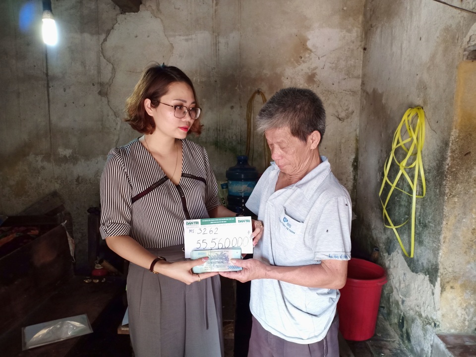 Hơn 55 triệu đồng đến với người bố già yếu nuôi con tâm thần - 1