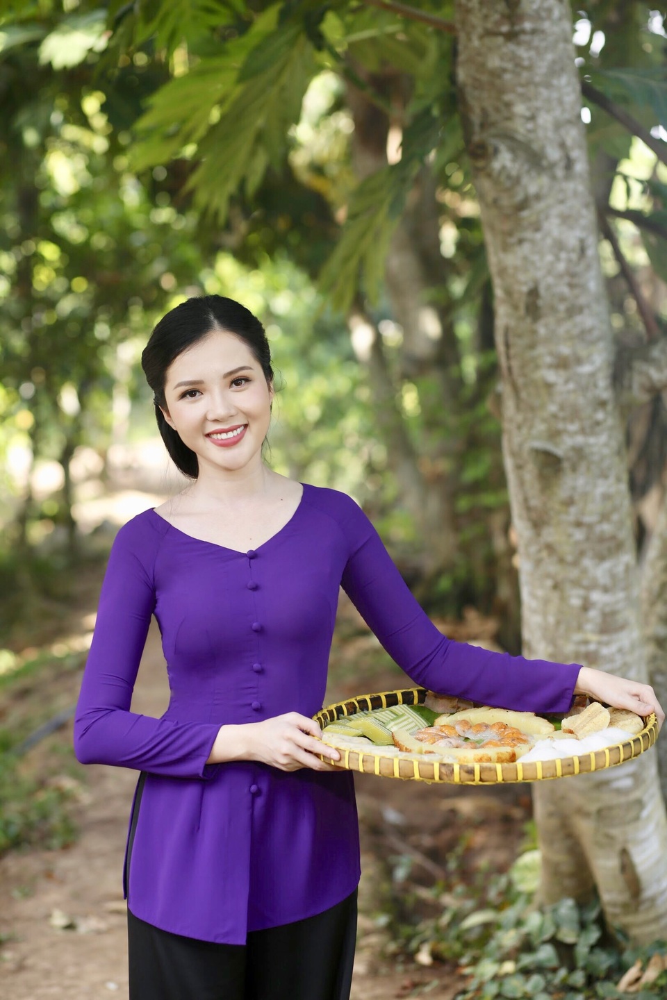 Hoa khôi Huỳnh Thúy Vi dịu dàng làm “đại sứ lễ hội bánh dân gian Nam Bộ” - 6 Hoa khôi Huỳnh Thúy Vi dịu dàng làm “đại sứ lễ hội bánh dân gian Nam Bộ” - 6