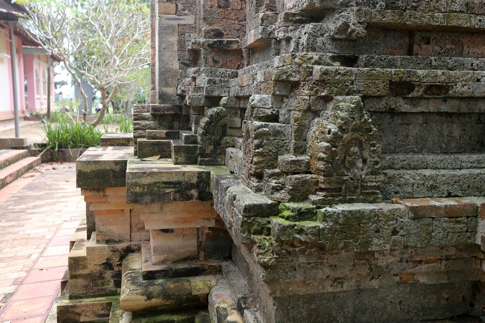 tháp cổ nghìn năm.jpg