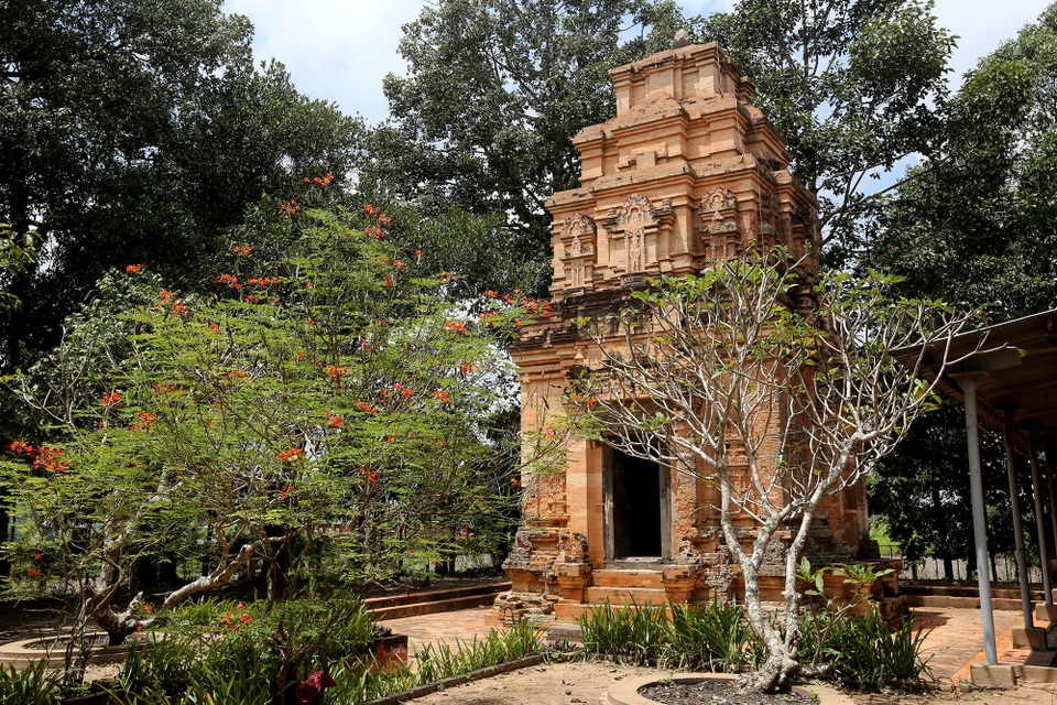 tháp cổ nghìn năm.jpg