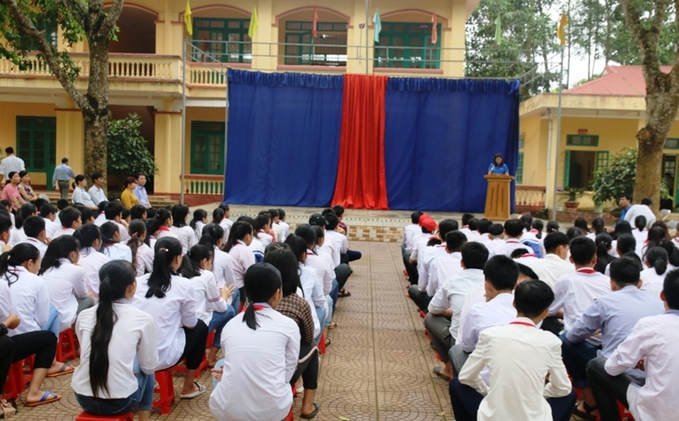 Trao tặng huy hiệu “Tuổi trẻ dũng cảm” đến nam sinh lớp 9 cứu 3 học sinh khỏi đuối nước - 3 Trao tặng huy hiệu “Tuổi trẻ dũng cảm” đến nam sinh lớp 9 cứu 3 học sinh khỏi đuối nước - 3