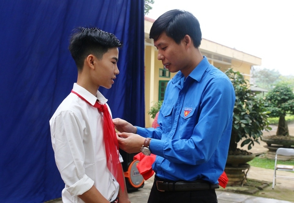 Trao tặng huy hiệu “Tuổi trẻ dũng cảm” đến nam sinh lớp 9 cứu 3 học sinh khỏi đuối nước - 1 Trao tặng huy hiệu “Tuổi trẻ dũng cảm” đến nam sinh lớp 9 cứu 3 học sinh khỏi đuối nước - 1
