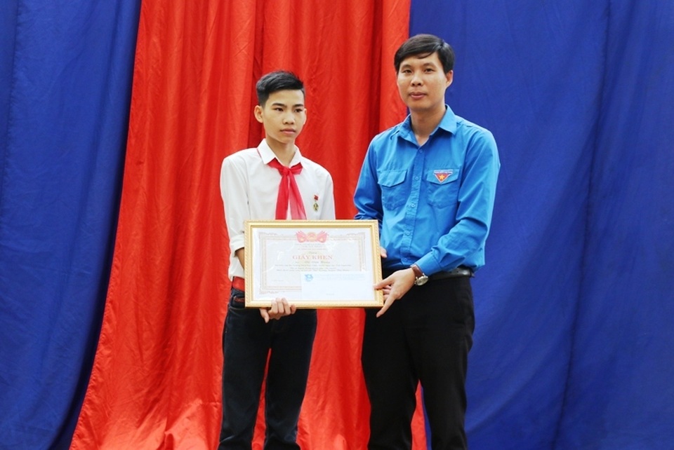 Trao tặng huy hiệu “Tuổi trẻ dũng cảm” đến nam sinh lớp 9 cứu 3 học sinh khỏi đuối nước - 2 Trao tặng huy hiệu “Tuổi trẻ dũng cảm” đến nam sinh lớp 9 cứu 3 học sinh khỏi đuối nước - 2