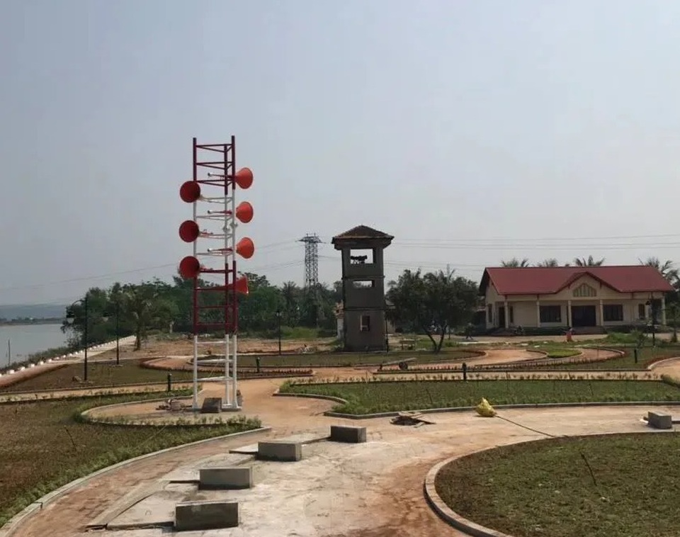 Dỡ bỏ giàn loa sặc sỡ mới được phục dựng ở di tích Hiền Lương - 1