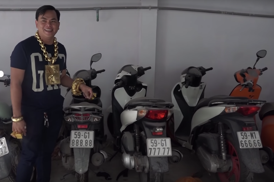 Phúc XO khai toàn bộ số vàng đeo trên người là giả, xe ngũ quý cũng biển giả Phúc XO khai toàn bộ số vàng đeo trên người là giả, xe ngũ quý cũng biển giả
