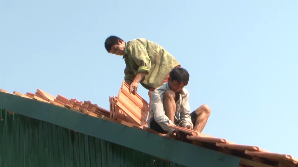 Lốc xoáy càn quét 15 phút, thổi bay hàng chục mái nhà - 5 Lốc xoáy càn quét 15 phút, thổi bay hàng chục mái nhà - 5