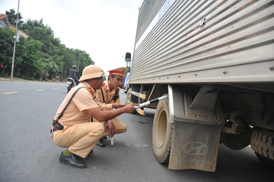 Cục CSGT ra quân xử lý xe khách vi phạm trên các tuyến đường trọng điểm - 2