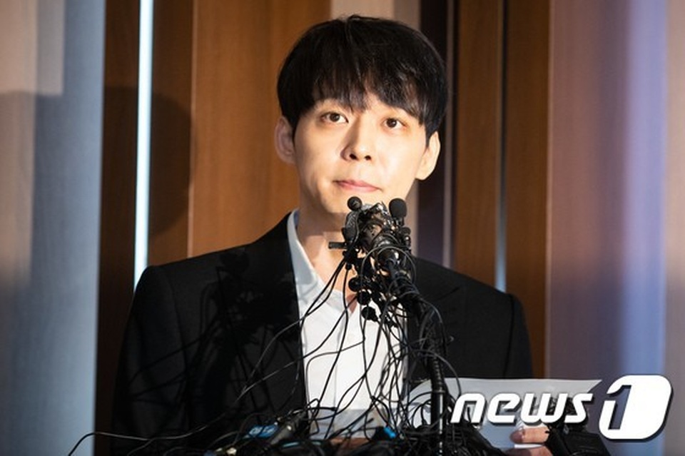 Park Yoochun mở họp báo nói về mối quan hệ với bạn gái cũ vừa bị bắt vì ma túy - 2 Park Yoochun mở họp báo nói về mối quan hệ với bạn gái cũ vừa bị bắt vì ma túy - 2