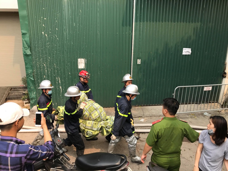 Cháy dữ dội khu nhà xưởng ở Hà Nội, ít nhất 8 người chết và mất tích - 4 Cháy dữ dội khu nhà xưởng ở Hà Nội, ít nhất 8 người chết và mất tích - 4