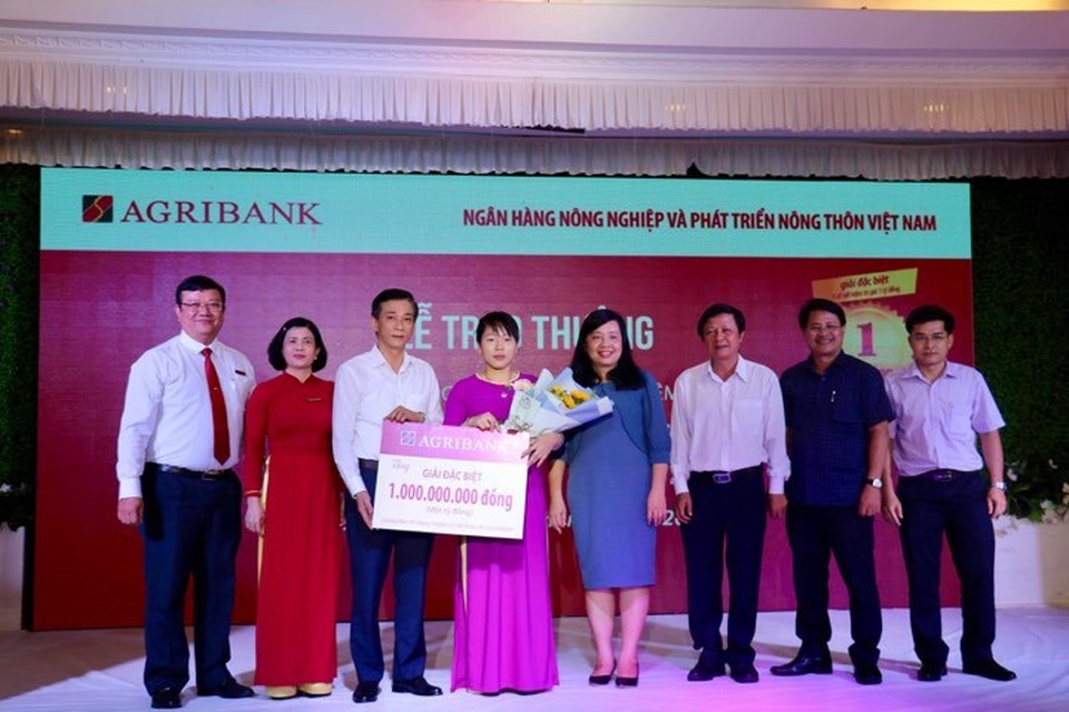 Agribank trao sổ tiết kiệm 01 tỷ đồng cho khách hàng - 1 Agribank trao sổ tiết kiệm 01 tỷ đồng cho khách hàng - 1