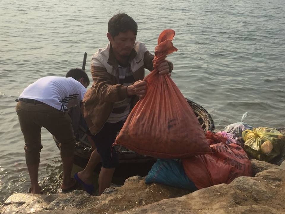 Ngư dân Hà Tĩnh phấn khởi vì trúng đậm sò lụa - 5 Ngư dân Hà Tĩnh phấn khởi vì trúng đậm sò lụa - 5