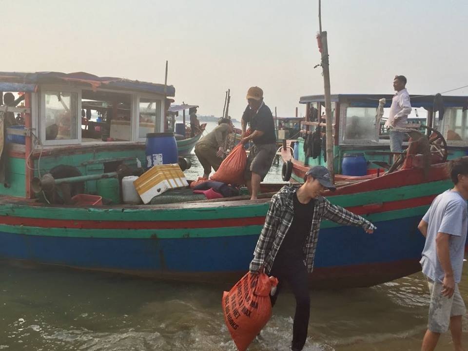Ngư dân Hà Tĩnh phấn khởi vì trúng đậm sò lụa - 1 Ngư dân Hà Tĩnh phấn khởi vì trúng đậm sò lụa - 1